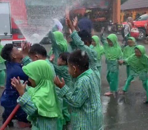 Jingkrak-Jingkrak Senang, Momen Anak TK di Muara Enim Main 'Hujan Buatan' dari Petugas Damkar Ini Viral