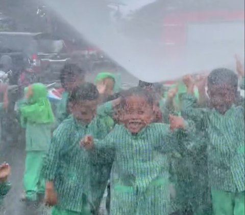 Jingkrak-Jingkrak Senang, Momen Anak TK di Muara Enim Main 'Hujan Buatan' dari Petugas Damkar Ini Viral