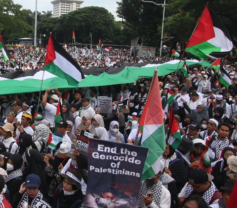 Ribuan orang menghadiri Aksi Bela Palestina di depan Kantor Kedubes Amerika Serikat (AS), Jakarta, Sabtu (13/1/2024). Aksi kemanusiaan ini dilakukan dalam rangka memperingati 100 hari genosida yang dilakukan Israel di Jalur Gaza, Palestina.