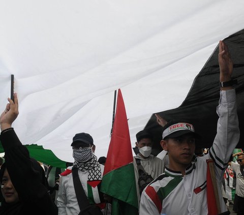 FOTO: Peringati 100 Hari Genosida Israel di Jalur Gaza, Ribuan Orang Geruduk Kedubes AS di Jakarta