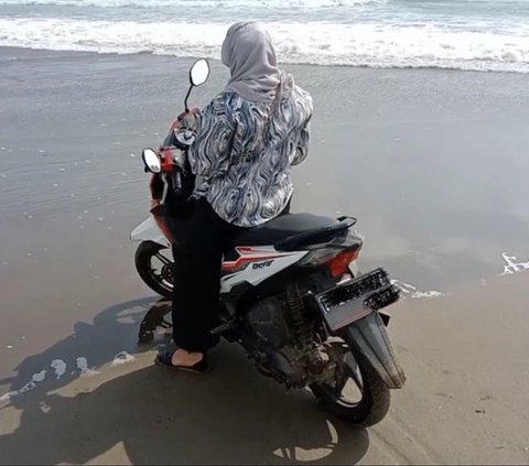 Demi Konten Estetik Naik Motor di Pinggir Pantai, Wanita Ini Nyaris Kehilangan Kendaraannya