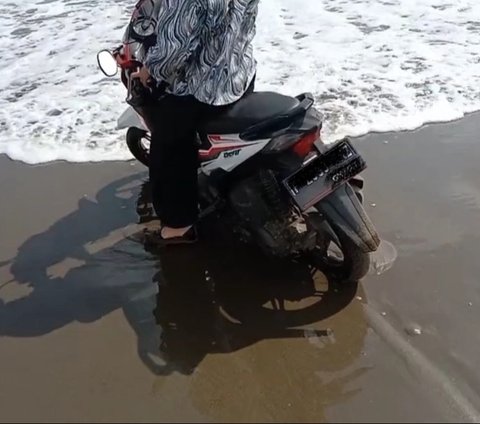 Demi Konten Estetik Naik Motor di Pinggir Pantai, Wanita Ini Nyaris Kehilangan Kendaraannya