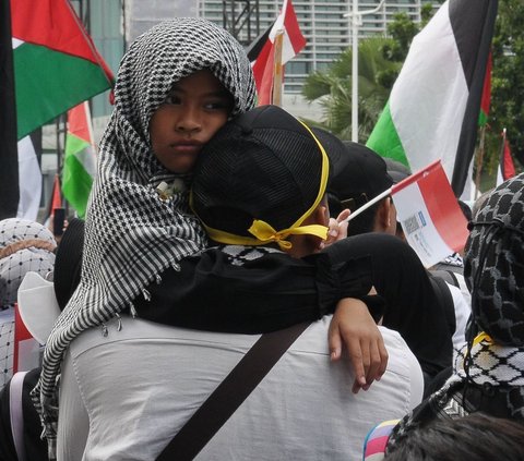 FOTO: Peringati 100 Hari Genosida Israel di Jalur Gaza, Ribuan Orang Geruduk Kedubes AS di Jakarta