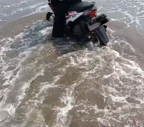 Demi Konten Estetik Naik Motor di Pinggir Pantai, Wanita Ini Nyaris Kehilangan Kendaraannya