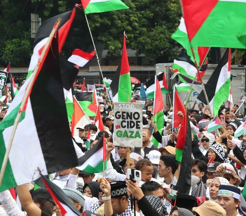 FOTO: Peringati 100 Hari Genosida Israel di Jalur Gaza, Ribuan Orang Geruduk Kedubes AS di Jakarta