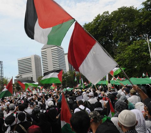 FOTO: Peringati 100 Hari Genosida Israel di Jalur Gaza, Ribuan Orang Geruduk Kedubes AS di Jakarta