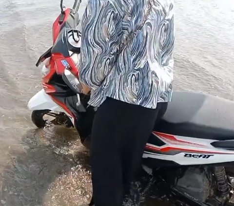 Demi Konten Estetik Naik Motor di Pinggir Pantai, Wanita Ini Nyaris Kehilangan Kendaraannya