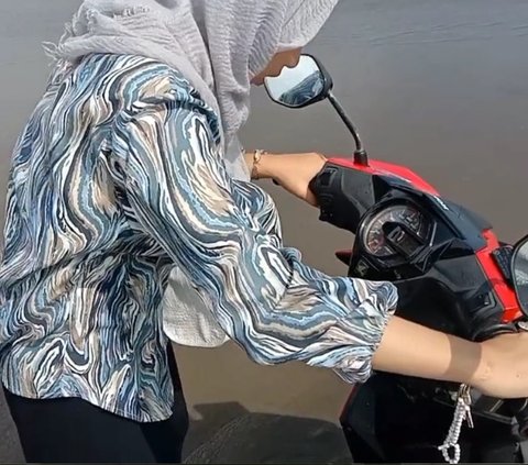 Demi Konten Estetik Naik Motor di Pinggir Pantai, Wanita Ini Nyaris Kehilangan Kendaraannya