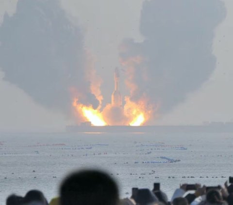 China Tunjukan Lagi Kecanggihan Terbangkan Roket ke Luar Angkasa dari Atas Kapal Laut