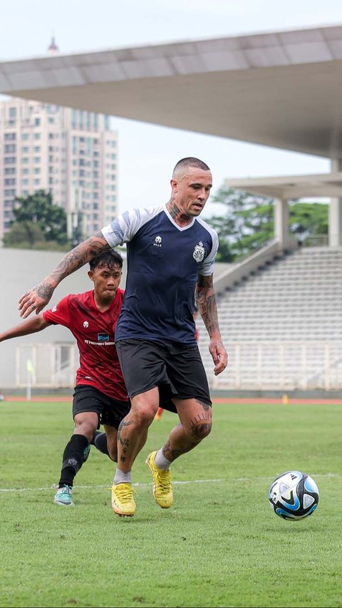 FOTO: Aksi Radja Nainggolan Bawa Bhayangkara FC Bungkam Timnas Indonesia U-20