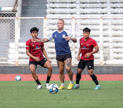 FOTO: Aksi Radja Nainggolan Bawa Bhayangkara FC Bungkam Timnas Indonesia U-20