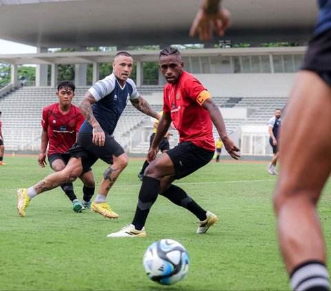 FOTO: Aksi Radja Nainggolan Bawa Bhayangkara FC Bungkam Timnas Indonesia U-20