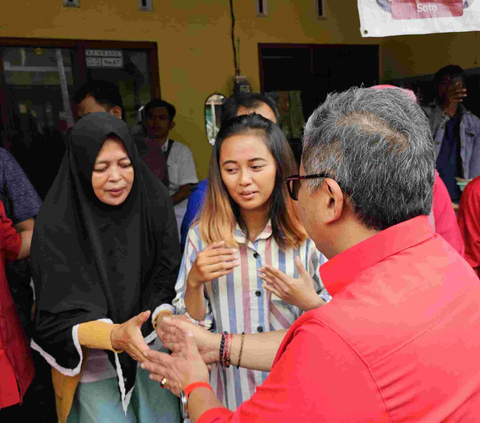 Sekjen PDI Perjuangan Hasto Kristiyanto mendatangi kediaman keluarga almarhum Muhandi Mawarto, Sabtu (13/1).