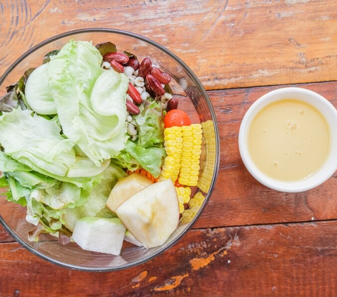 Satu sendok makan dressing ini mengandung 78 kalori dan 8,5 gram lemak. Makan satu porsi Caesar salad bisa memberikan 200 hingga 330 kalori, sementara dengan tambahan ayam panggang, bisa mencapai 590 kalori.