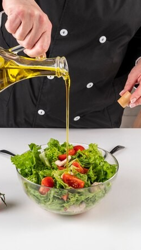 4. Minyak Zaitun (Olive Oil): Pilihan Terbaik untuk Salad yang Sehat