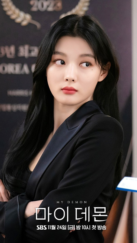 Selain menjadi aktris, Yoo Jung juga aktif sebagai model, host, dan duta besar untuk berbagai acara dan kampanye sosial.