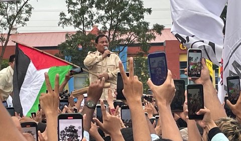 Prabowo awalnya sedang berjoget gemoy mengikuti irama musik yang sedang dimainkan.<br>