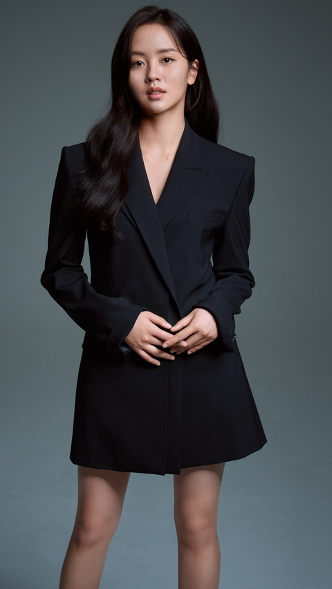 Dalam perjalanan kariernya, Kim So Hyun tidak hanya menjadi aktris, tetapi juga membuktikan dirinya sebagai pembawa acara, model, dan duta besar untuk berbagai kampanye sosial.