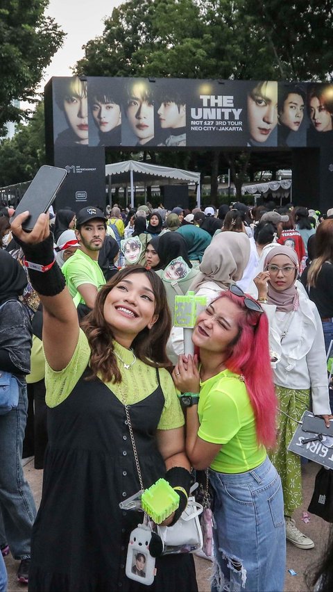 FOTO: Penuh Antusias, Ribuan Penggemar NCT 127 Padati Hall Indonesia Arena