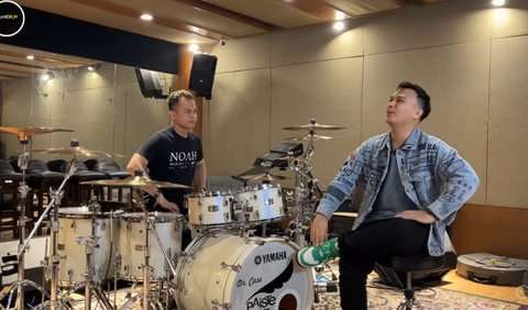 Iqbal yang juga seorang drummer begitu terkesima saat melihat studio Rio Alief. <br>