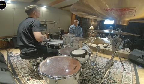 Potret Rio bersama drum putih andalannya. Set drum ini biasa digunakan Rio saat tampil bersama Noah.<br>