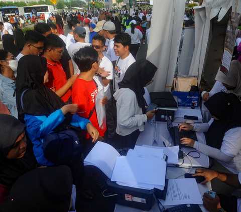 Warga mengantre melakukan pengurusan surat pindah TPS (Tempat Pemungutan Suara) Pemilu pada stand yang digelar KPU di kawasan Bundaran HI, Jakarta, Minggu (14/01/2023).