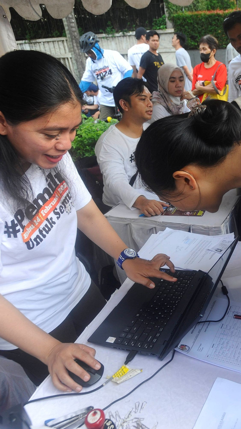 FOTO: Penampakan Antrean Mengular Warga saat Urus Surat Pindah Memilih TPS di Bundaran HI