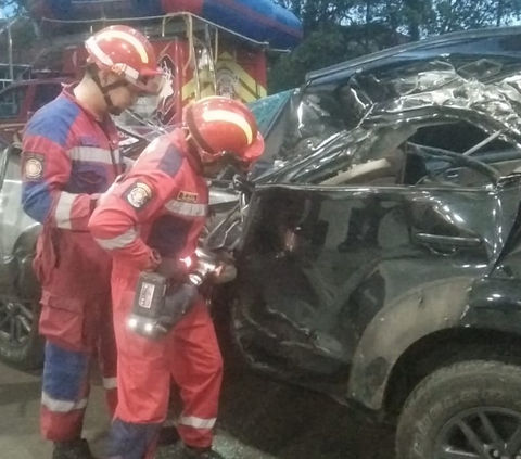 Fortuner Tabrak Truk di Tol Jagorawi, Dua Orang Tewas