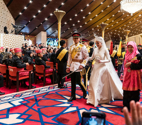 Pangeran  Brunei Darussalam, Abdul Mateen akhirnya menikahi kekasihnya, Anisha Rosnah setelah melalui akad nikah yang sudah dilakukan pada hari Kamis, 11 Januari 2024 lalu.