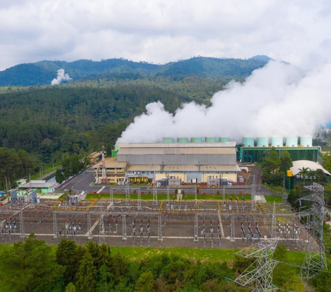 Selain itu, transisi energi juga mendorong pemerataan pembangunan karena dengan EBT bisa dibangun industri berbasis hijau.