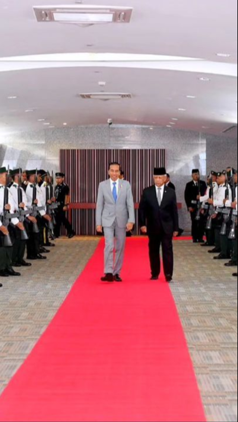 Potret Presiden Jokowi Malam Mingguan di Mal Gadong Brunei, Pengunjung Rebutan Minta Foto Bareng