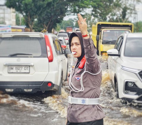 Momen Polwan Cantik Berhijab Terjang Banjir Demi Atur Lalu Lintas Jalan Lintas Riau-Sumut