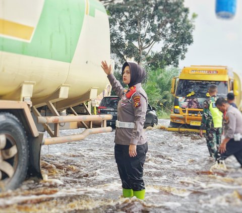 Momen Polwan Cantik Berhijab Terjang Banjir Demi Atur Lalu Lintas Jalan Lintas Riau-Sumut