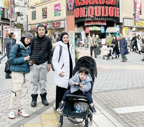 Foto-foto Keseruan Lyra Virna dan Keluarga saat Liburan ke Jepang, jadi Momen 'Quality Time' Bersama Anak-anak