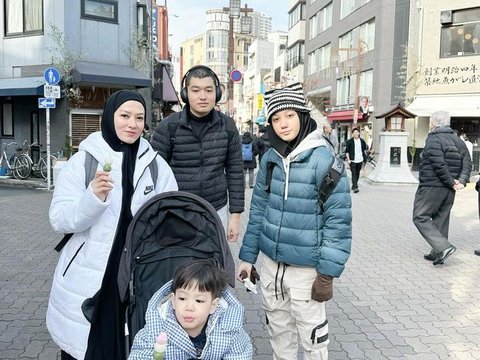 Foto-foto Keseruan Lyra Virna dan Keluarga saat Liburan ke Jepang, jadi Momen 'Quality Time' Bersama Anak-anak