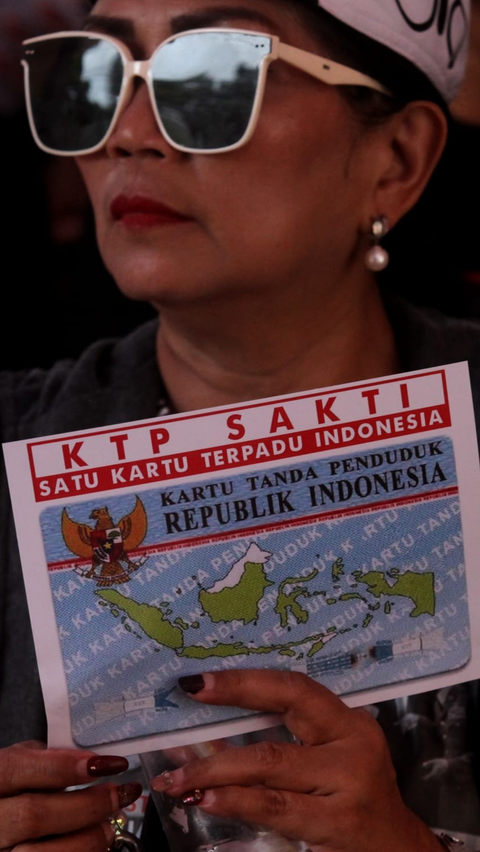 Warga memegang 'KTP Saksi' saat mengikuti sosialisasi pencoblosan di Kantor DPD Dukung Aja Ganjar (DAG).