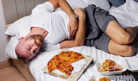 7.  Tidur atau Berbaring Segera Setelah Makan