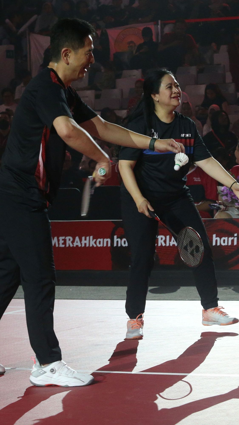 FOTO: Aksi Puan Maharani Unjuk Kebolehan Lawan Krisdayanti di Laga Pertandingan Bulu Tangkis Merah Meriah di Istora Senayan<br>