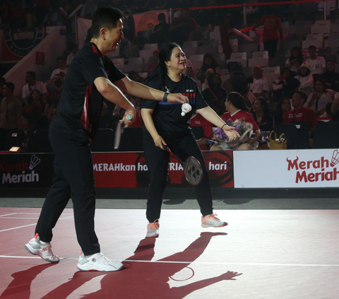 Ketua DPP PDI Perjuangan (PDIP) Puan Maharani bersama Ketua TPN Ganjar-Mahfud, Arsjad Rasyid bertanding badminton melawan Hendar Priyadi-Krisdayanti di Laga Pertandingan Badminton Merah Merah, di Istora Senayan, Jakarta, Minggu (14/1/2024).