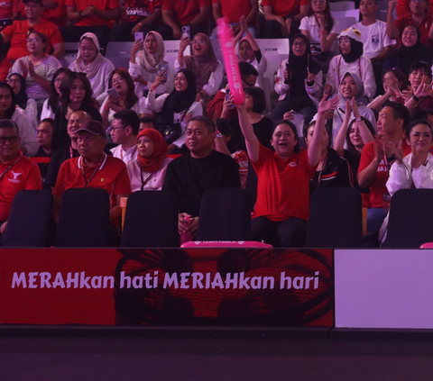 FOTO: Aksi Puan Maharani Unjuk Kebolehan Lawan Krisdayanti di Laga Pertandingan Bulu Tangkis Merah Meriah di Istora Senayan