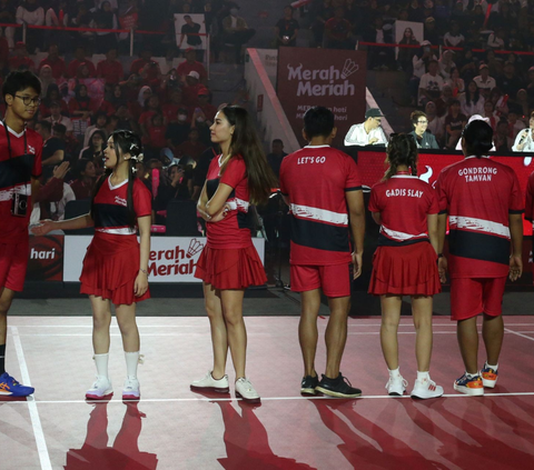 FOTO: Aksi Puan Maharani Unjuk Kebolehan Lawan Krisdayanti di Laga Pertandingan Bulu Tangkis Merah Meriah di Istora Senayan