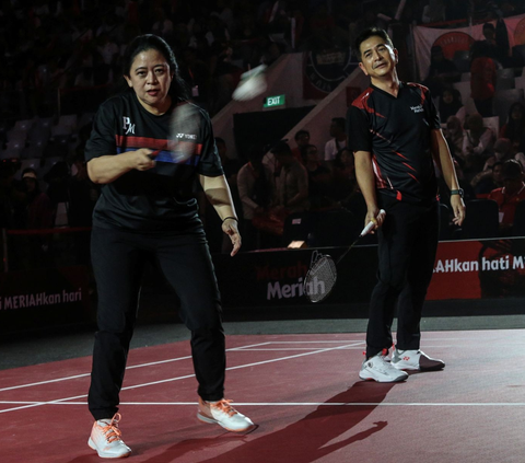 FOTO: Aksi Puan Maharani Unjuk Kebolehan Lawan Krisdayanti di Laga Pertandingan Bulu Tangkis Merah Meriah di Istora Senayan