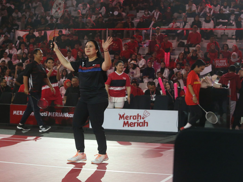 FOTO: Aksi Puan Maharani Unjuk Kebolehan Lawan Krisdayanti di Laga Pertandingan Bulu Tangkis Merah Meriah di Istora Senayan