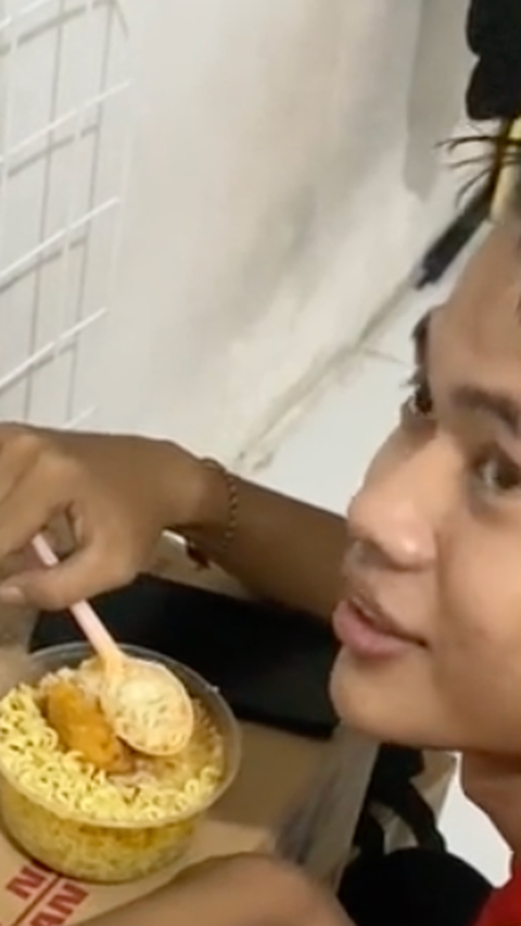 Viral Pegawai Minimarket Selalu Makan Mi Instan, Berapa Gaji Kasir di Minimarket?