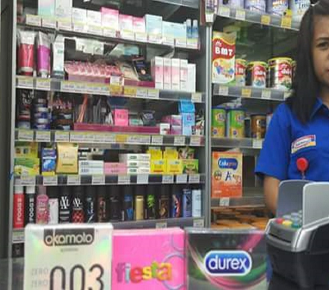 Viral Pegawai Minimarket Selalu Makan Mi Instan, Berapa Gaji Kasir di Minimarket?