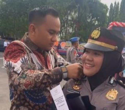 Terlihat sang istri begitu berkharisma mengenakan seragam polisi. Sementara itu, suaminya tampak begitu gagah dengan kemeja batik yang dikenakannya. <br>