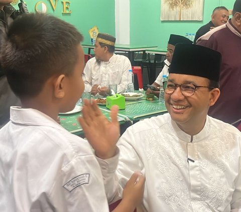 Momen Haru Anies Dengar Cerita Anak di Ambon: Jam 4 Pagi Sudah Pakai Seragam