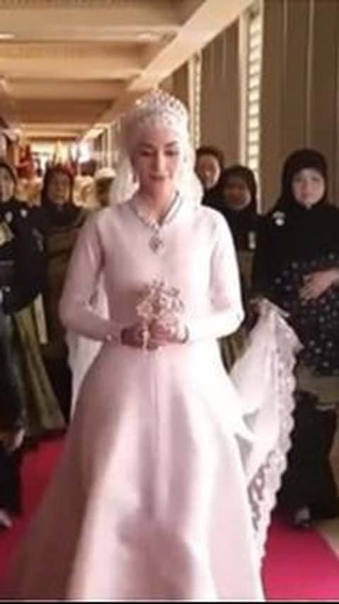 Foto Resepsi Mewah Royal Wedding Brunei Prince Mateen dan Anisha Rosna di Istana Nurul Iman, Sambil Menyapa Rakyat.