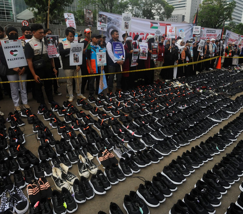 Ratusan orang dari berbagai elemen masyarakat kembali menggelar aksi unjuk rasa di depan Kedutaan Besar Amerika Serikat, Jakarta, Senin (15/1/2024).