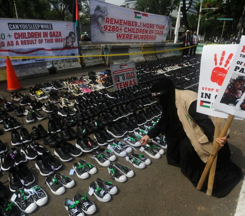 FOTO: Seratus Hari Genosida di Gaza, Massa Demonstran Kirim Seribu Pasang Sepatu Anak-Anak ke Kedubes AS di Jakarta